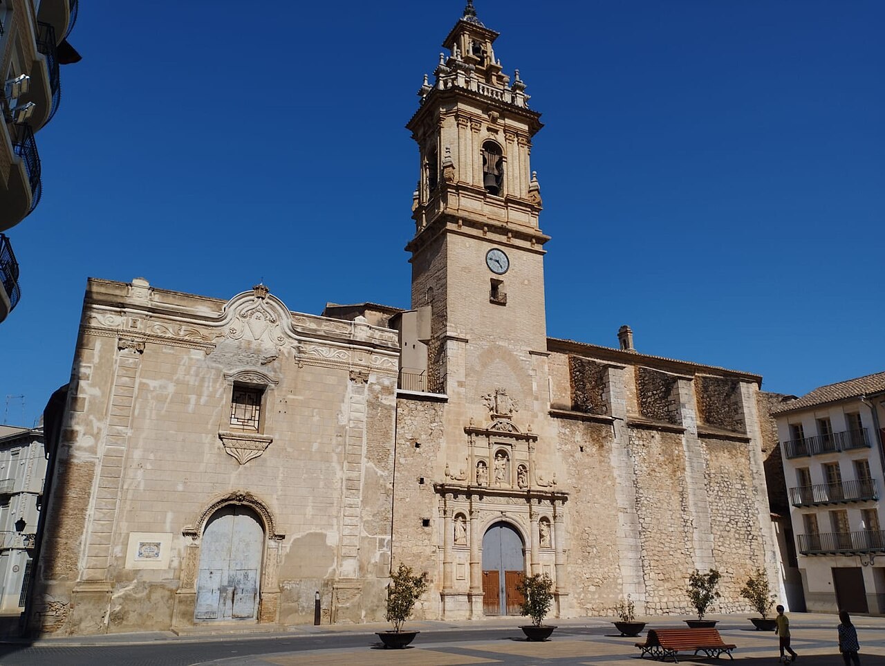 Fachada y campanario de la basílica de San Jaime Apóstol de Algemesí