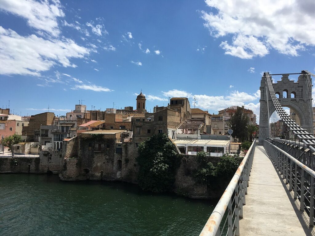 Vista de Amposta y el río Ebro desde el puente colgante