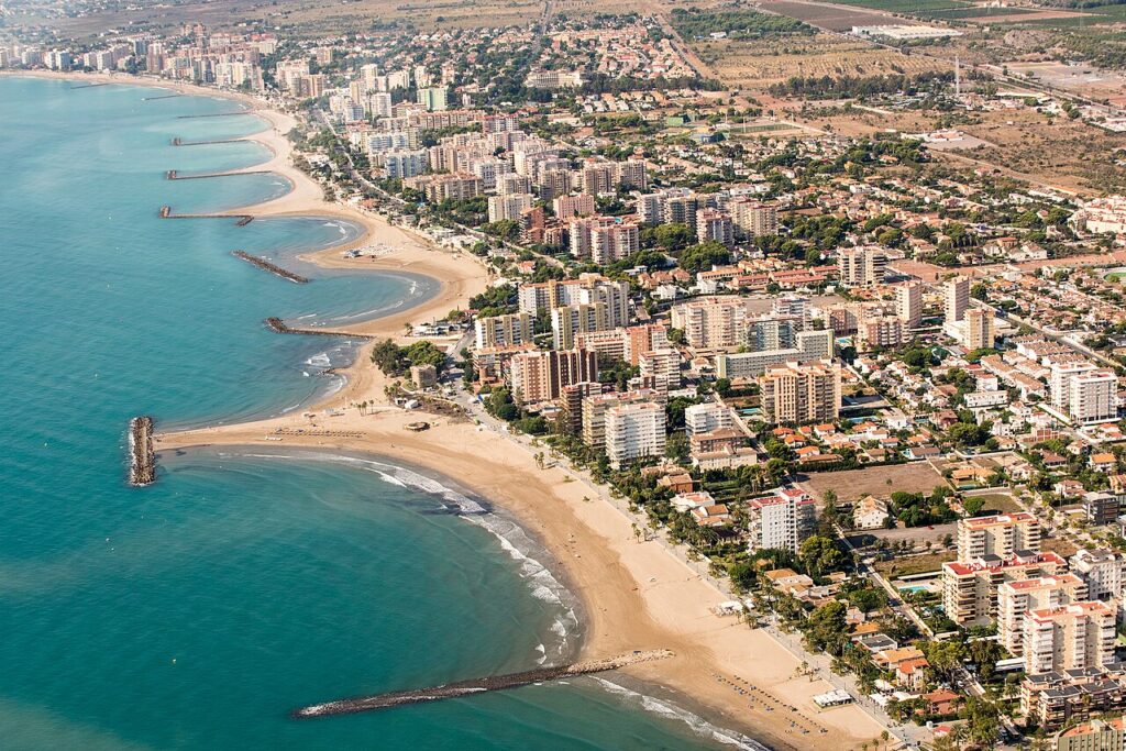 Vista aérea del litoral y los edificios de Benicàssim