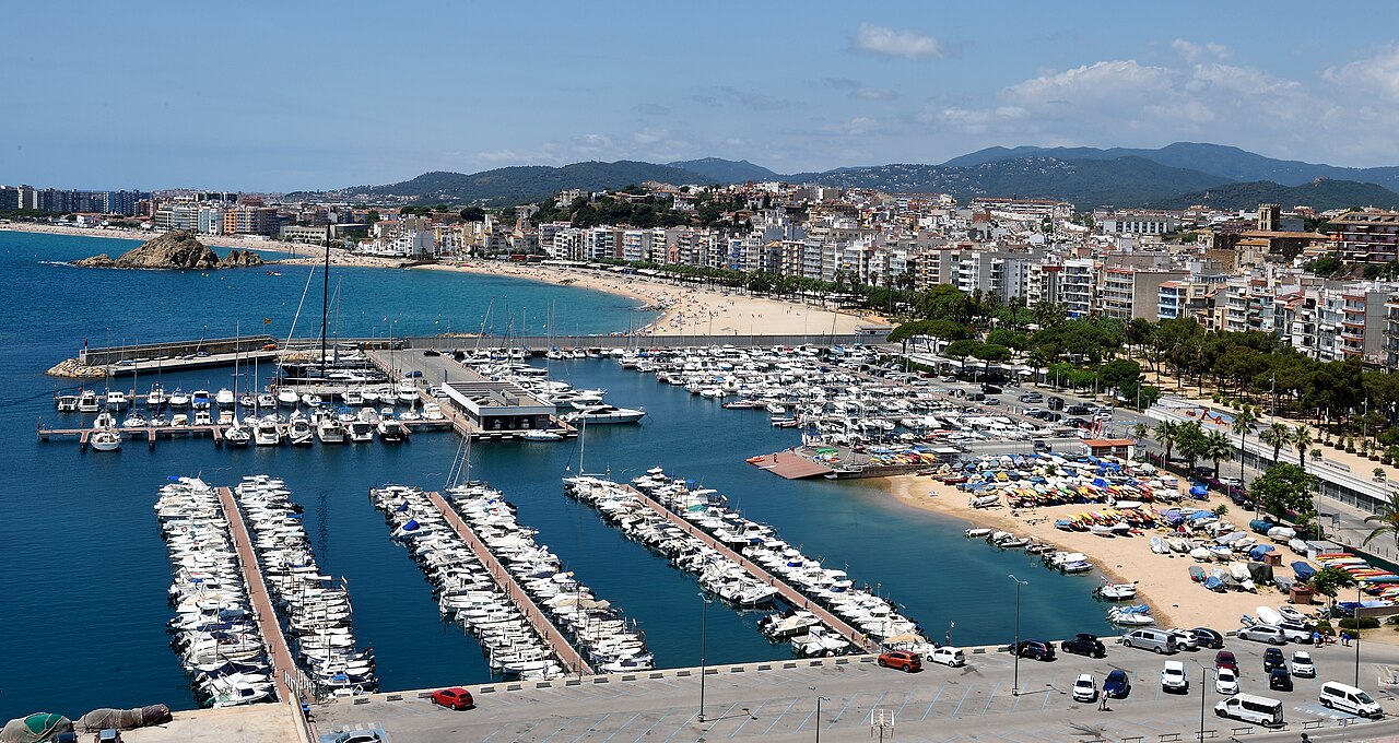 Vista de Blanes, su puerto y el frente marítimo