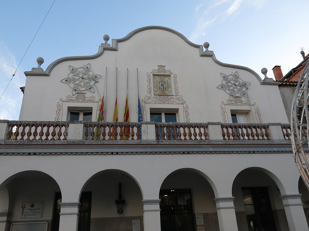 Fachada del Ayuntamiento de Cerdanyola del Vallès en la plaza Francesc Layret