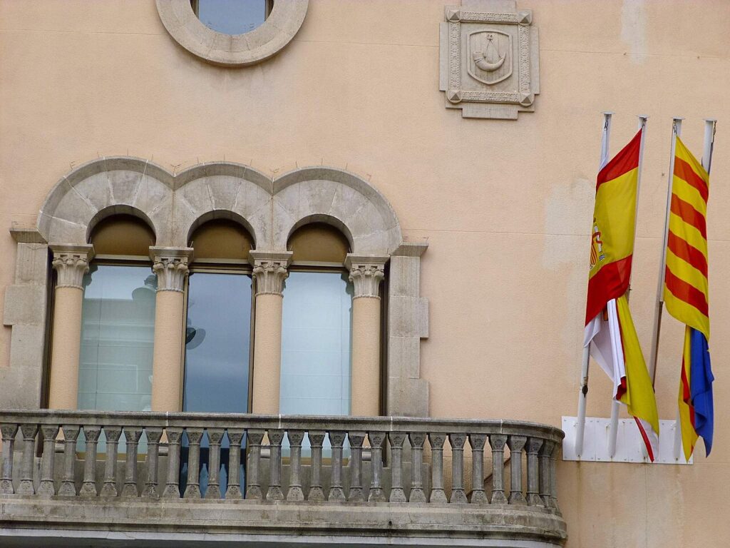 Detalle de la fachada del Ayuntamiento de Cornellà de Llobregat