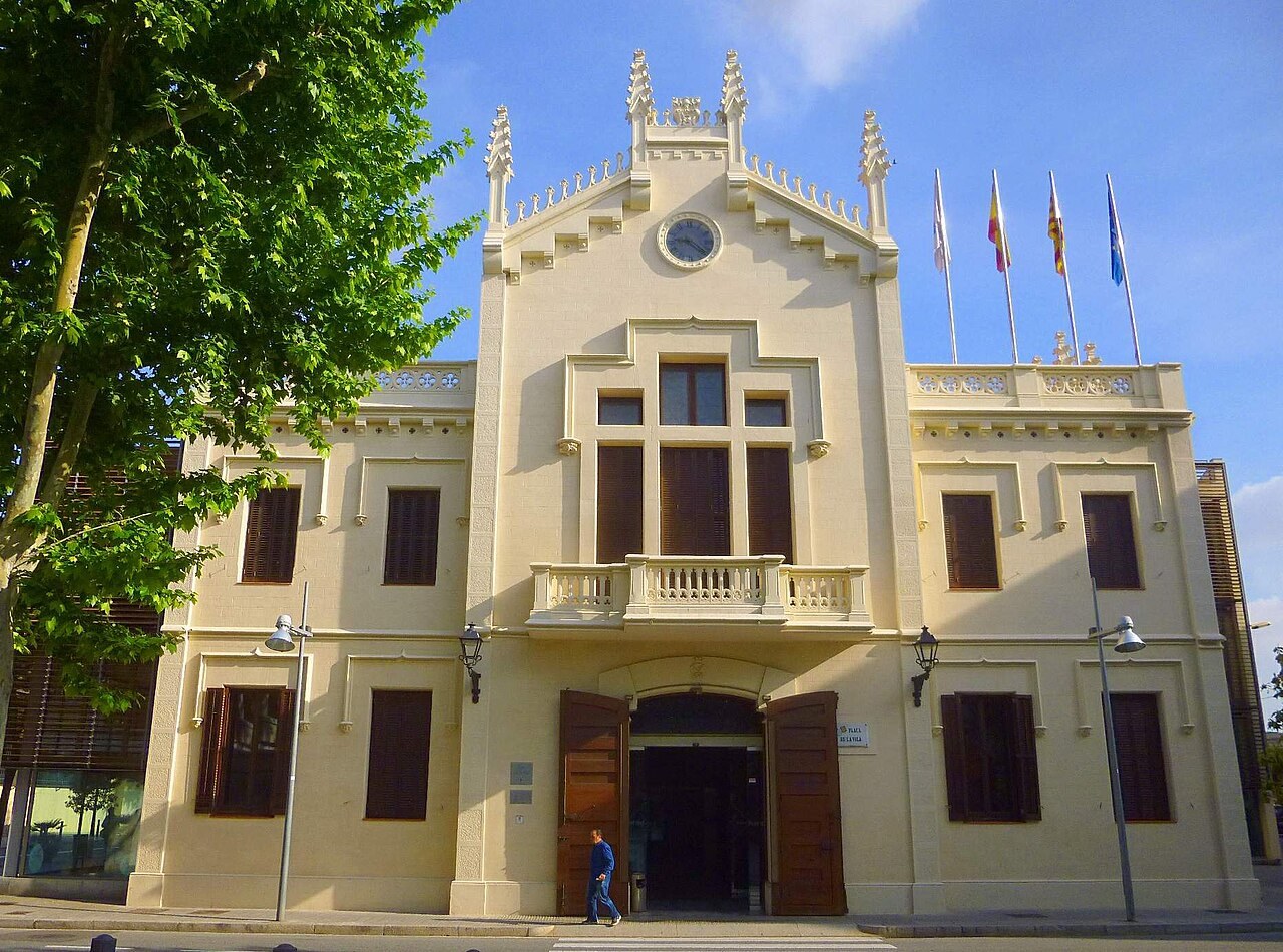 Ayuntamiento de El Prat de Llobregat en la plaza de la Vila
