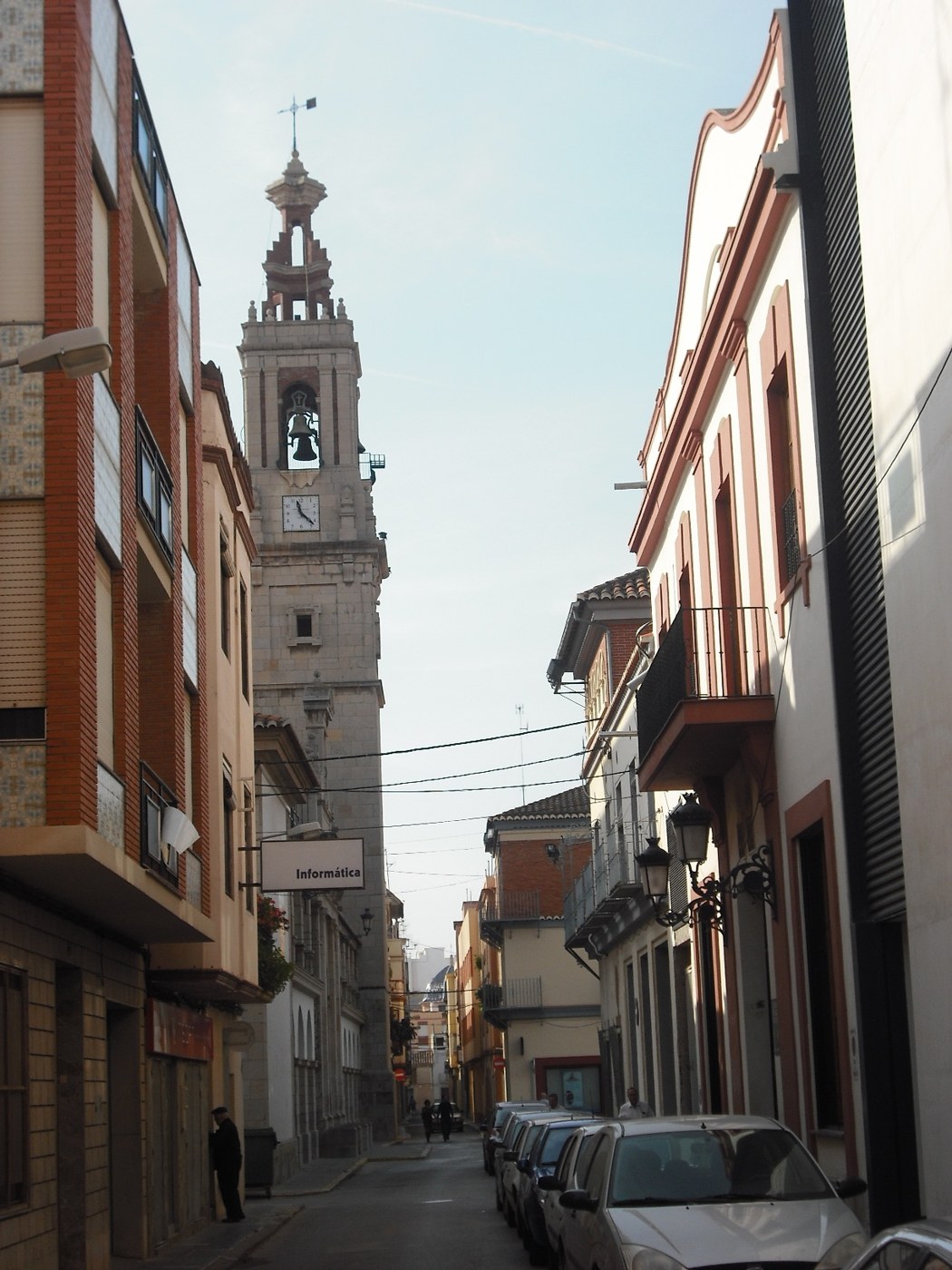 Calle de la Soledat y campanario de la iglesia de Nules