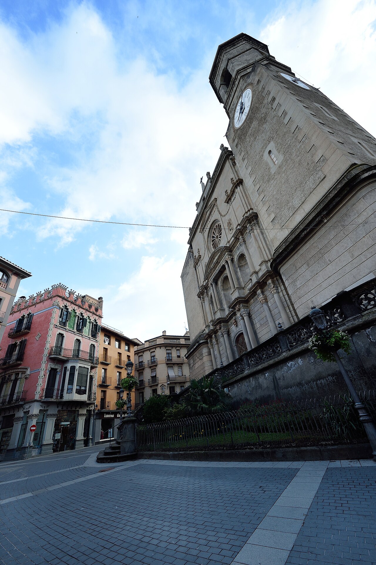Iglesia de Sant Esteve y Casa Gaietà Vila en Olot