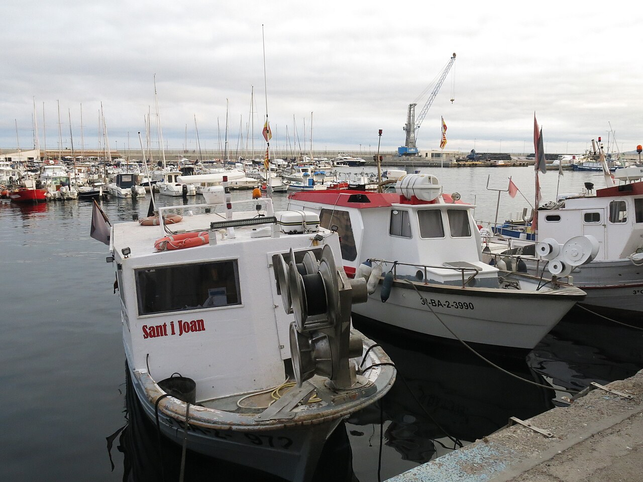 Embarcaciones en el muelle viejo del puerto de Palamós