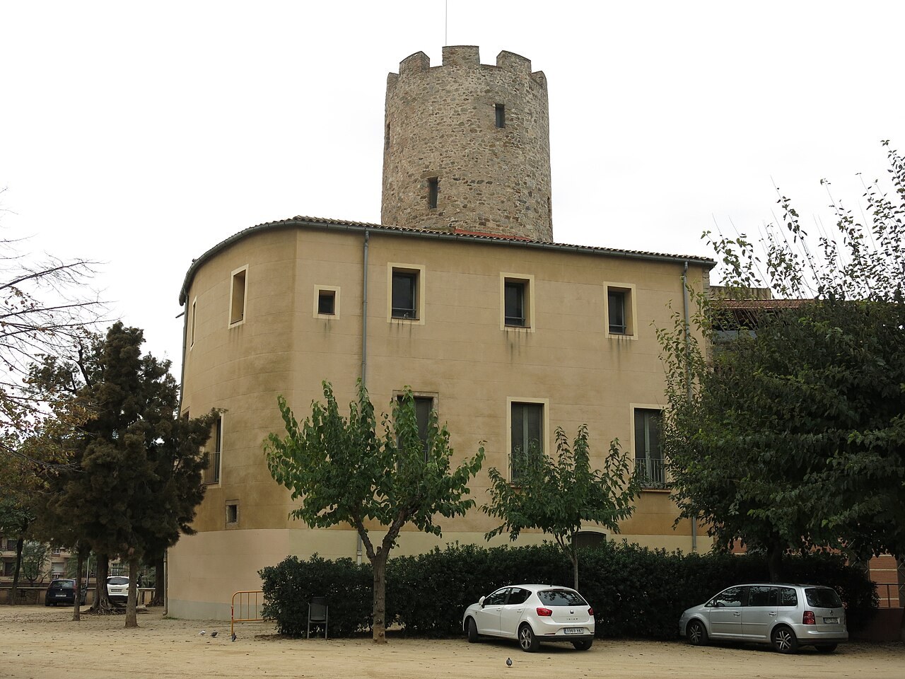 Torre Balldovina y edificio del museo en Santa Coloma de Gramenet