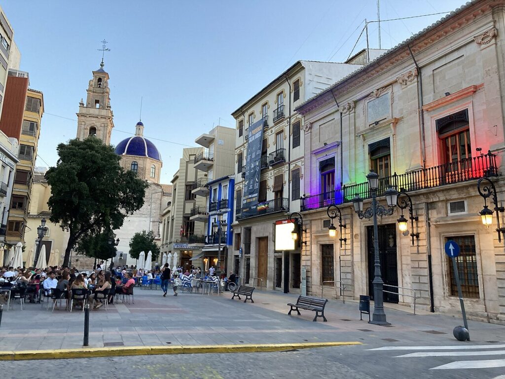 Plaza del Ayuntamiento de Sueca con sus fachadas y terrazas