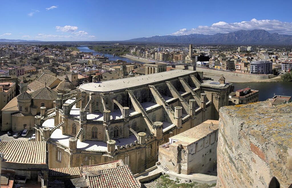 Vista de Tortosa con la catedral y el río Ebro