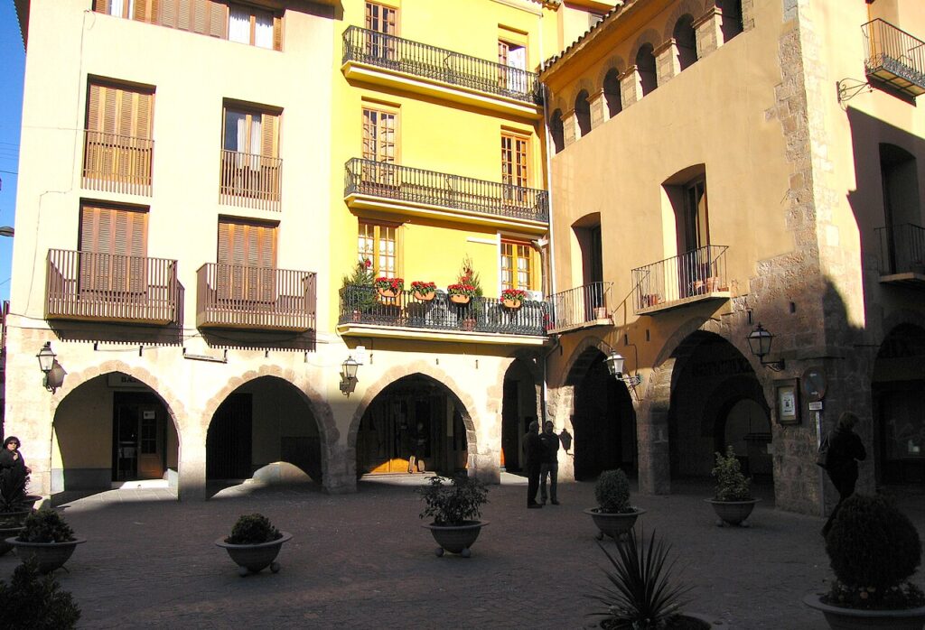 Fachadas y soportales de la Plaça de la Vila en Vila-real