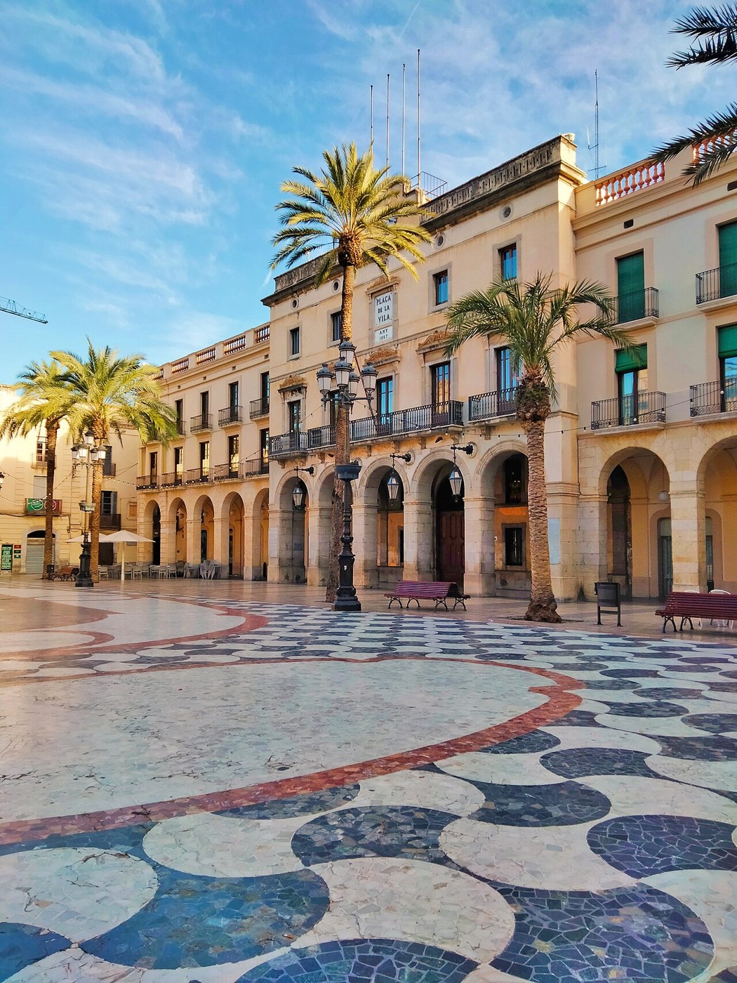 Plaza de la Vila de Vilanova i la Geltrú, con el Ayuntamiento al fondo