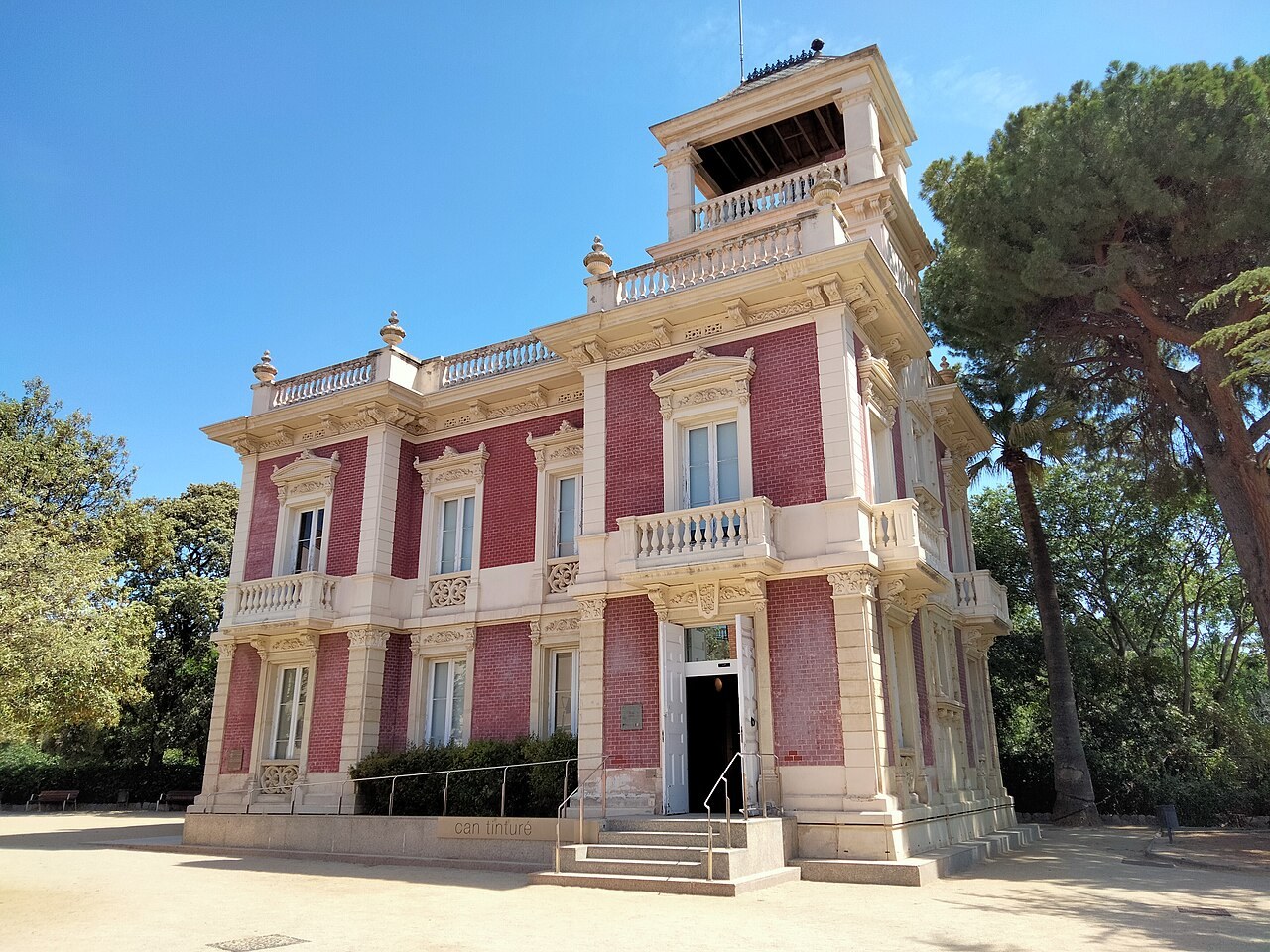 Can Tinturé, en la calle Església de Esplugues de Llobregat