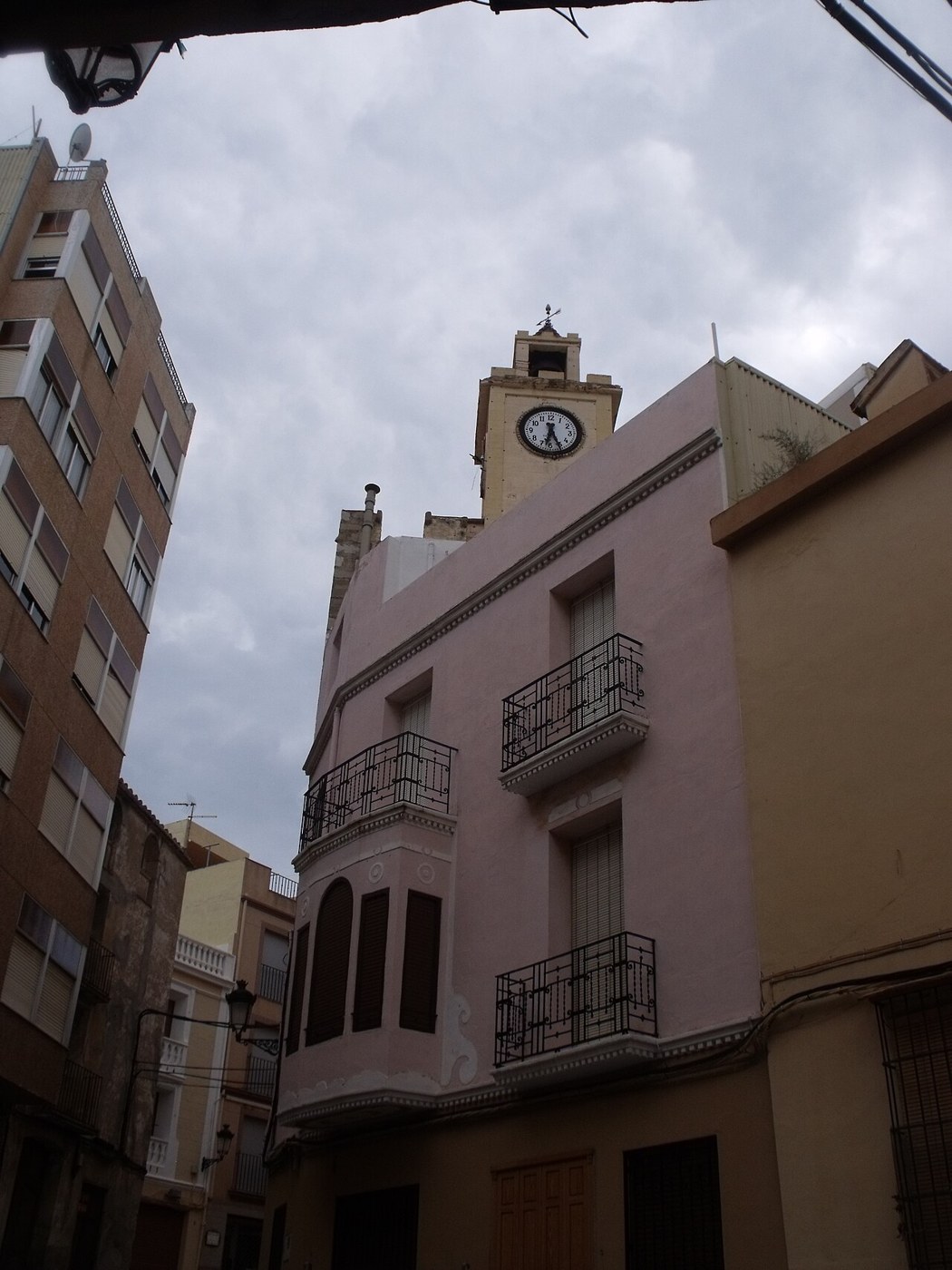 Casas y campanario de la iglesia de la Asunción de L'Alcora